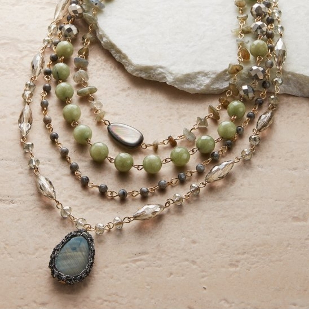 NWT Pendant Necklace